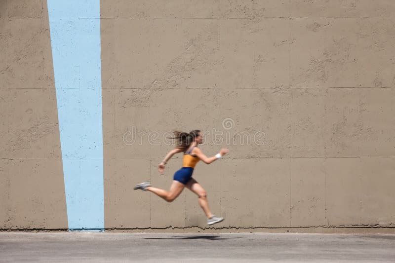 Foto de Garoto Jogando Ioiô Ao Ar Livre e mais fotos de stock de