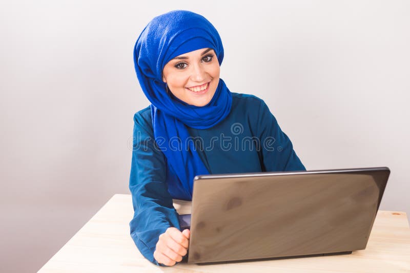 Mulher muçulmana asiática que trabalha com computador imagens de stock royalty free Mulher muçulmana asiática que trabalha com computador imagens de stock royalty free