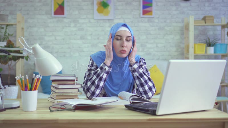 Mulher muçulmana nova bonita cansada no hijab, estudante, educação fêmea