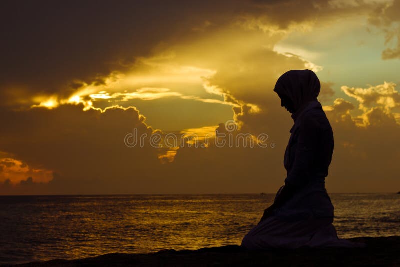 Mulher muçulmana que praying imagens de stock Mulher muçulmana que praying imagens de stock