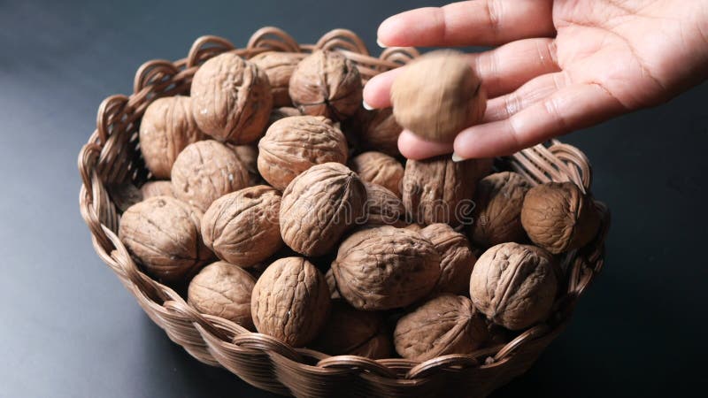 Mulher mão picava nozes na mesa vídeos de arquivo