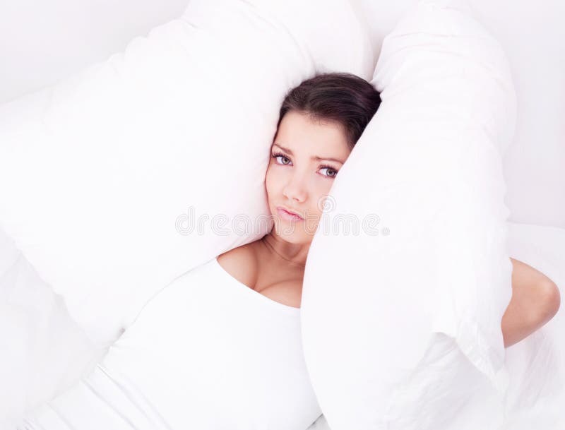 Mulher na cama fotografia de stock royalty free Mulher na cama fotografia de stock royalty free