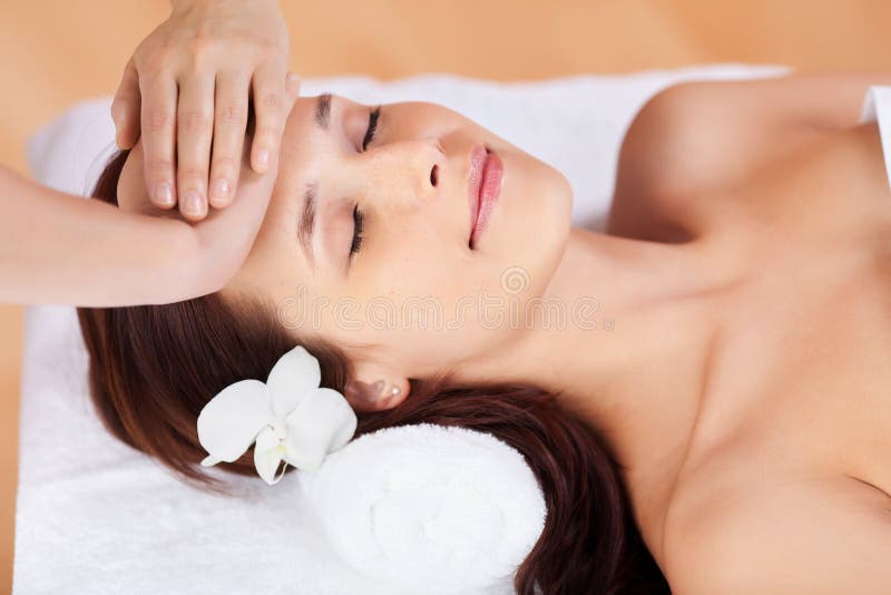 Mulher na massagem facial