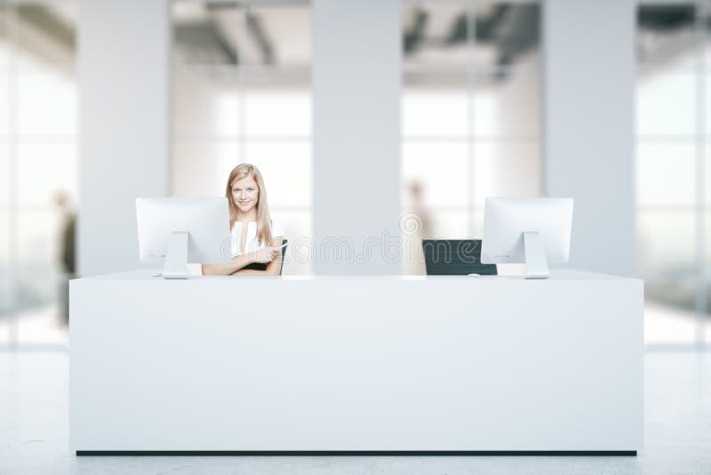 Mulher na mesa de recepção foto de stock royalty free Mulher na mesa de recepção foto de stock royalty free