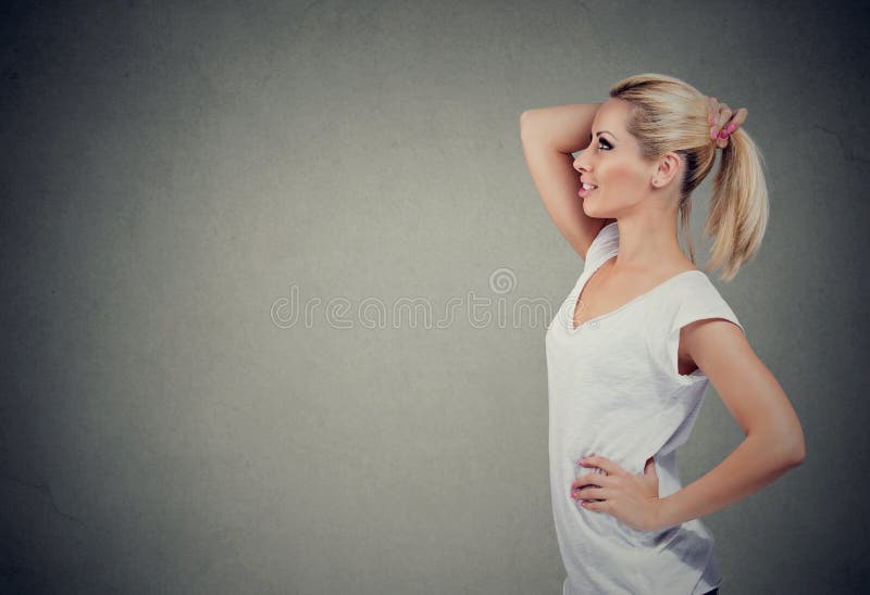 Mulher na moda com o rabo de cavalo que faz a decisão imagem de stock Mulher na moda com o rabo de cavalo que faz a decisão imagem de stock