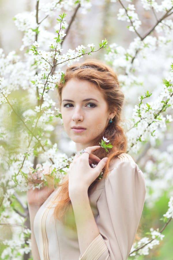 Mulher na primavera foto de stock