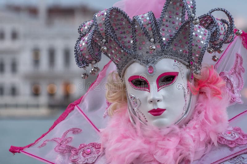 Mulher na máscara e traje cor-de-rosa ornamentado do ` s do bobo da corte em di Venezia de Carnivale do carnaval de Veneza imagem de stock Mulher na máscara e traje cor-de-rosa ornamentado do ` s do bobo da corte em di Venezia de Carnivale do carnaval de Veneza imagem de stock