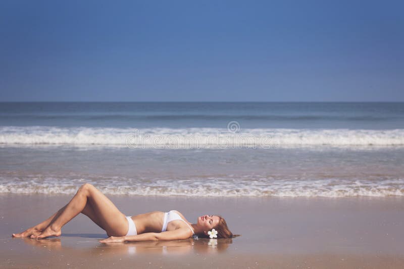 Mulher na praia fotografia de stock Mulher na praia fotografia de stock