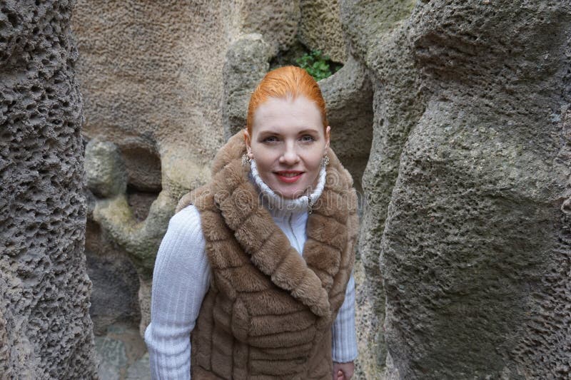 Mulher na rocha imagem de stock Mulher na rocha imagem de stock