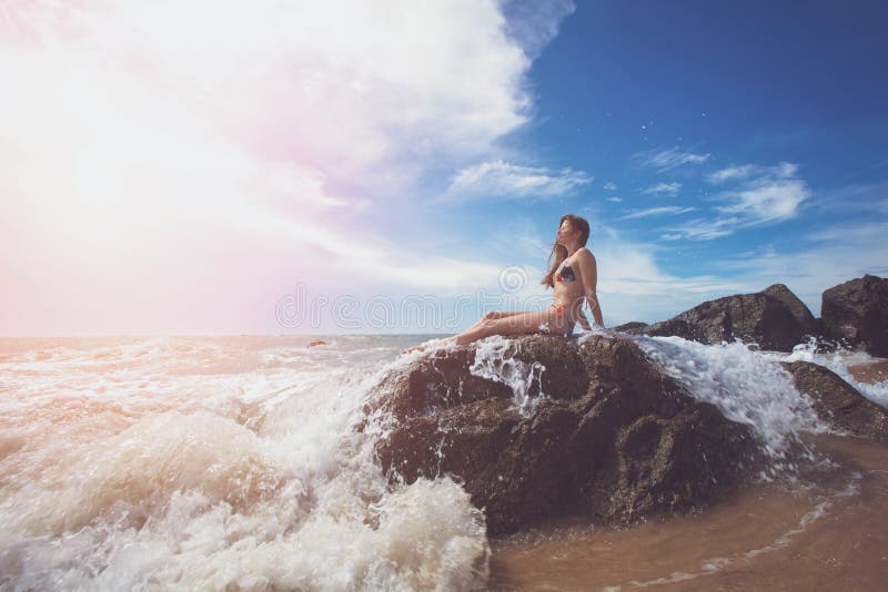 Mulher na rocha no oceano fotografia de stock royalty free Mulher na rocha no oceano fotografia de stock royalty free
