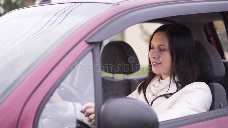 Mulher na roda em seu carro novo