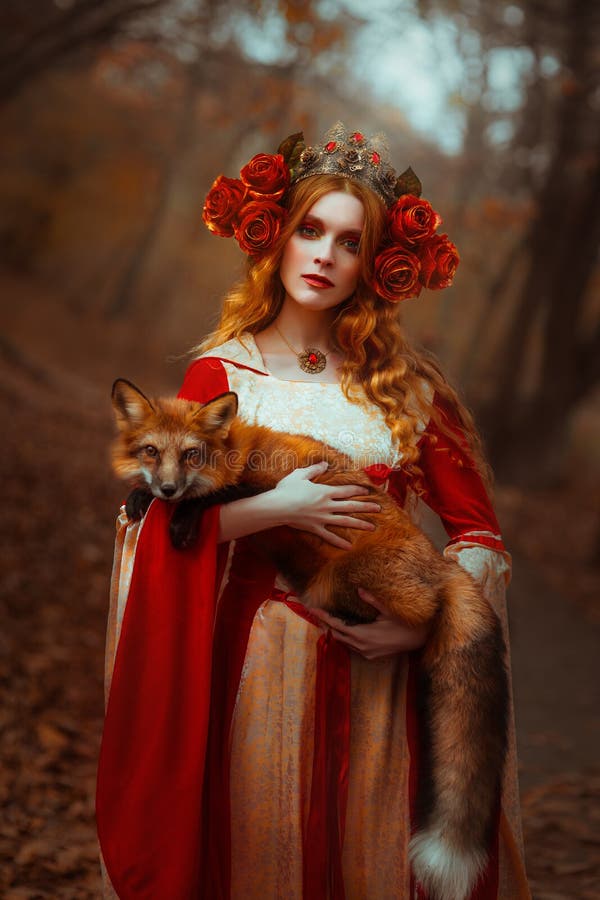 Mulher na roupa medieval com uma raposa