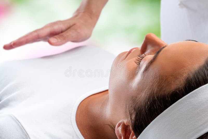 Mulher na sessão do reiki com mão do terapeuta no fundo imagens de stock royalty free Mulher na sessão do reiki com mão do terapeuta no fundo imagens de stock royalty free