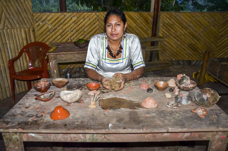 A mulher nativa equatoriano Quechua local indica copos da cerâmica fotos de stock A mulher nativa equatoriano Quechua local indica copos da cerâmica fotos de stock