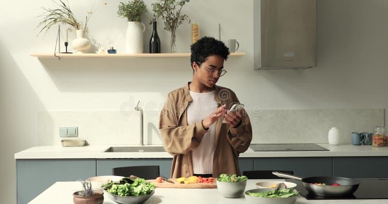 Mulher negra e bonita faz pausa na cela de comida