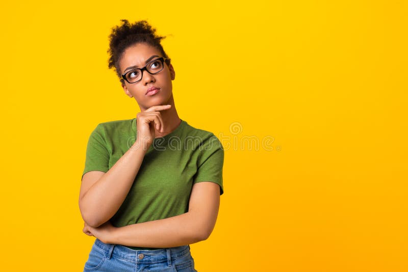 Mulher negra em óculos pensando em questão, tocando queixo