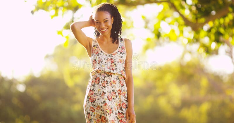 Mulher negra feliz que está na grama fotografia de stock royalty free Mulher negra feliz que está na grama fotografia de stock royalty free