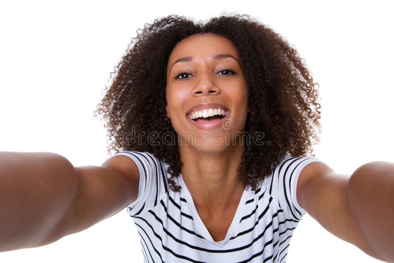 Mulher negra nova de sorriso que faz o selfie imagens de stock royalty free Mulher negra nova de sorriso que faz o selfie imagens de stock royalty free