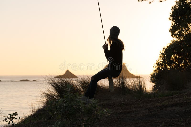 Mulher no balanço da corda imagem de stock royalty free Mulher no balanço da corda imagem de stock royalty free