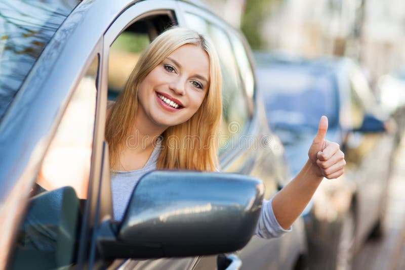 Mulher no carro a fazer um polegar para cima fotos de stock royalty free