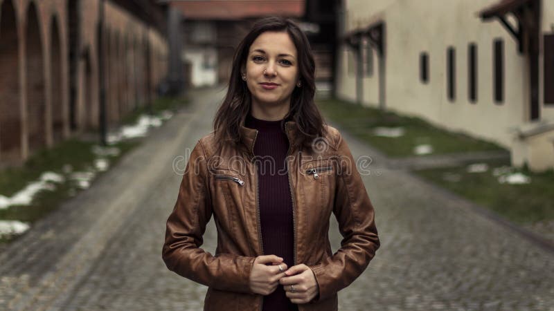Mulher com casaco de couro castanho fotografia de stock royalty free