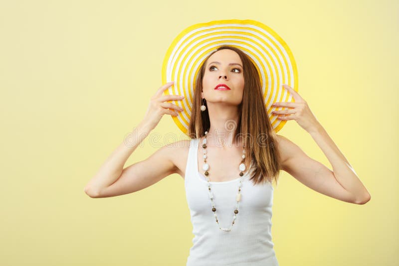 Mulher no chapéu amarelo grande do verão imagens de stock Mulher no chapéu amarelo grande do verão imagens de stock