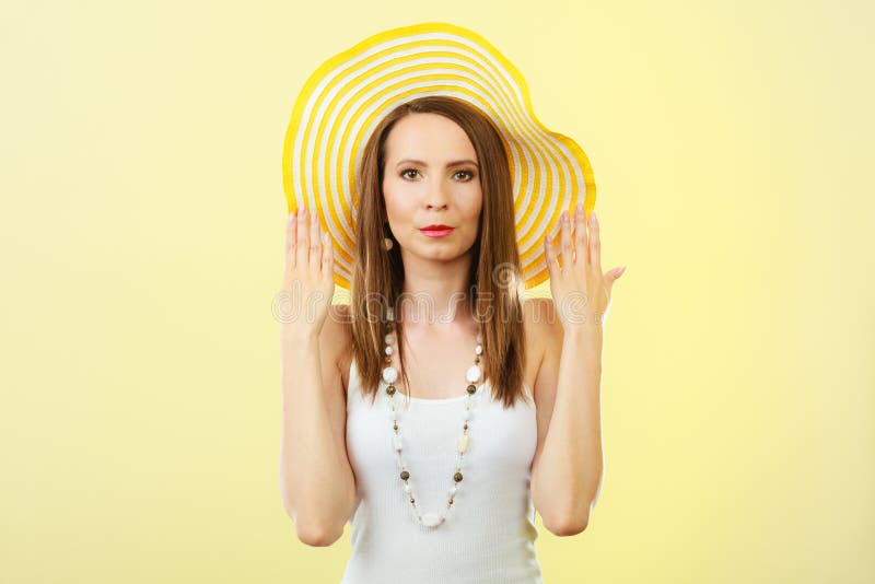 Mulher no chapéu amarelo grande do verão foto de stock Mulher no chapéu amarelo grande do verão foto de stock