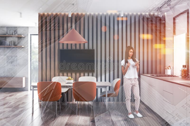 Mulher no interior da cozinha com tevê imagens de stock Mulher no interior da cozinha com tevê imagens de stock