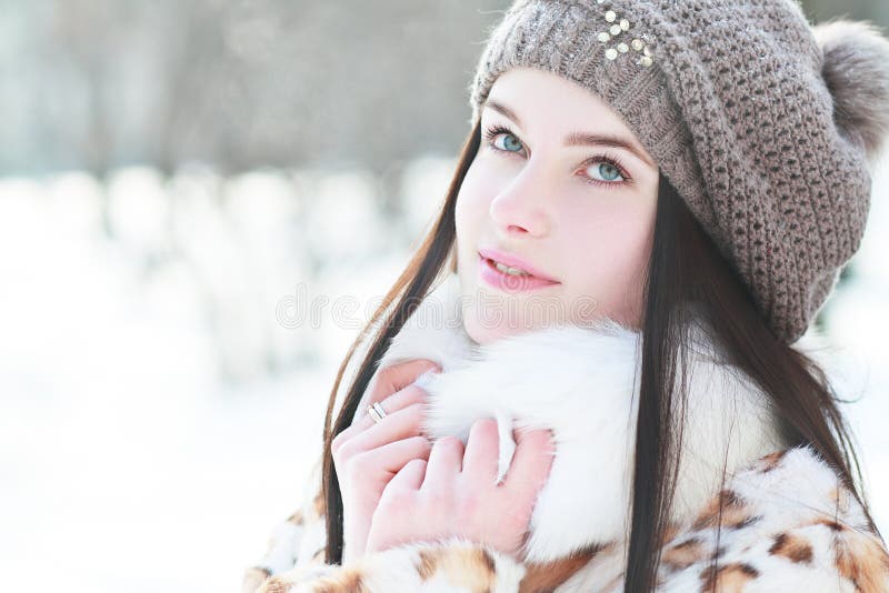 Mulher no inverno ensolarado frio fotos de stock royalty free Mulher no inverno ensolarado frio fotos de stock royalty free