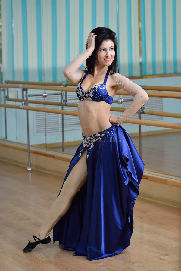 Mulher no levantamento árabe do traje, oriental bonitos ou na dança do ventre fotografia de stock Mulher no levantamento árabe do traje, oriental bonitos ou na dança do ventre fotografia de stock