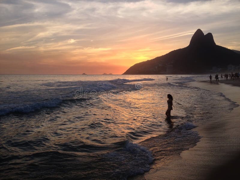 Mulher no por do sol Rio de janeiro de Leblon do ipanema da praia
