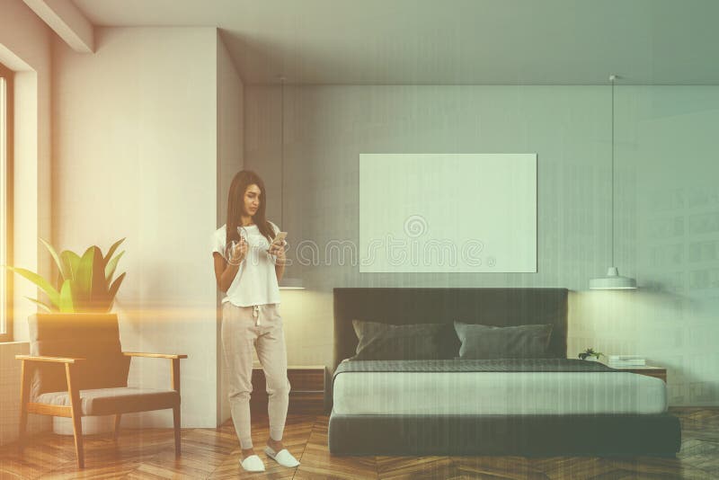 Mulher no quarto escandinavo branco do estilo, cartaz foto de stock royalty free Mulher no quarto escandinavo branco do estilo, cartaz foto de stock royalty free