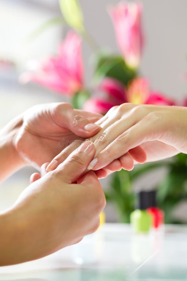 Mestrado Em Manicura Trabalhando Com Cliente Feminino No Salão De Beleza.  Manicurista Faz Prego De Mulher Foto de Stock - Imagem de funcionamento,  cliente: 280149002