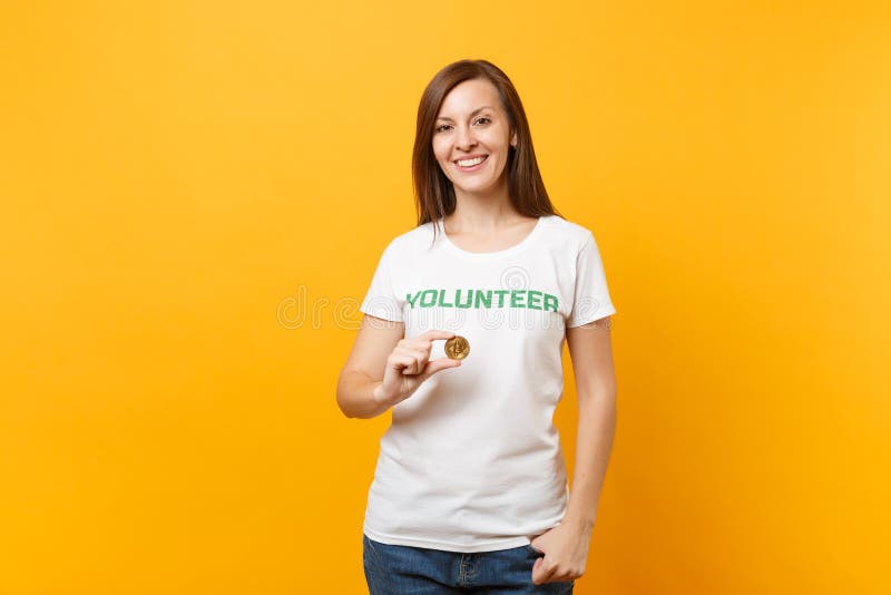Mulher no t-shirt branco com título escrito do verde da inscrição bitcoin voluntário da posse, moeda do futuro da moeda do metal fotografia de stock Mulher no t-shirt branco com título escrito do verde da inscrição bitcoin voluntário da posse, moeda do futuro da moeda do metal fotografia de stock
