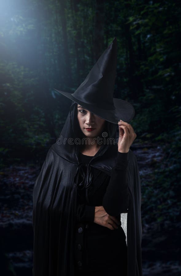 Mulher, em, pretas, assustador, bruxa, traje halloween, com, antigas,  parede tijolo, de, a, antiga, castelo bruxa