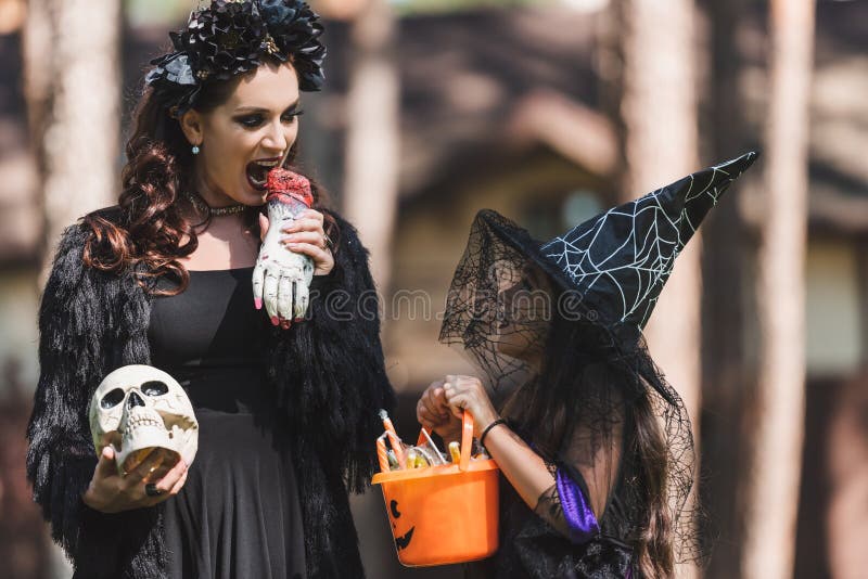 Família Assustadora Em Fantasias De Halloween Gritando Imagem de Stock -  Imagem de feriado, filho: 230395547