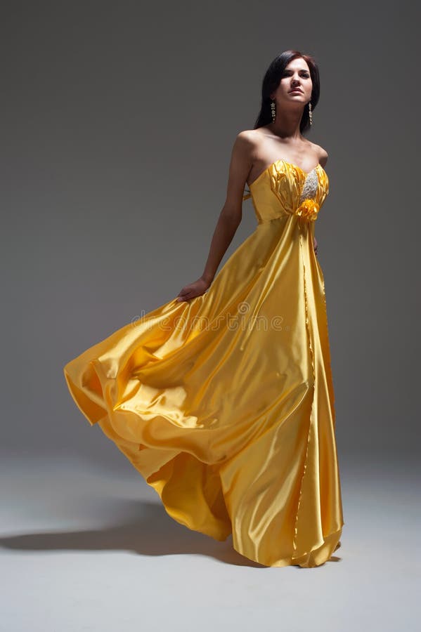 vestido amarelo com dourado