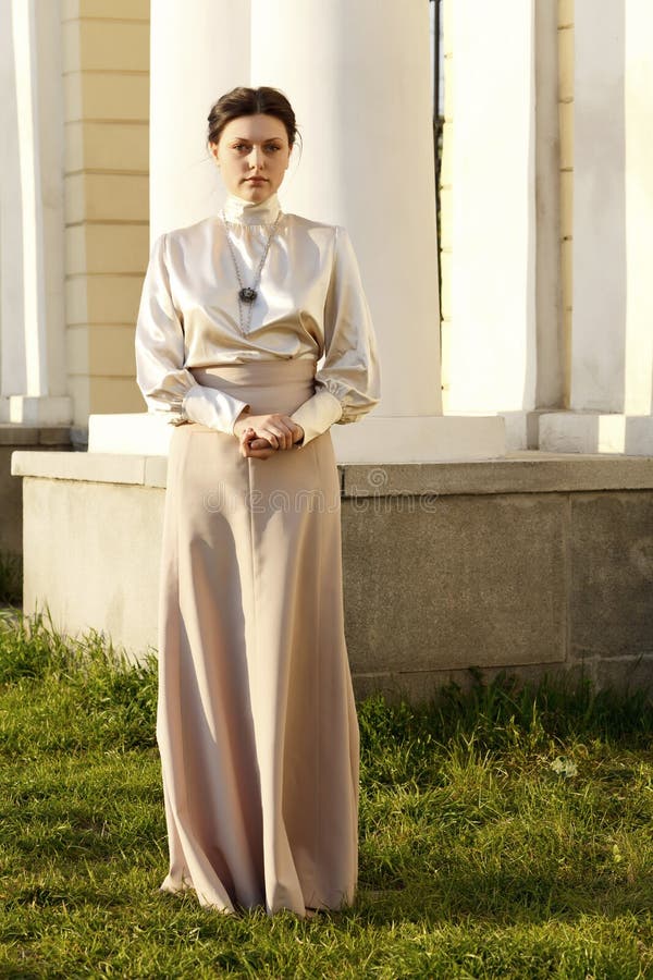 Mulher com vestido vintage imagens de stock royalty free