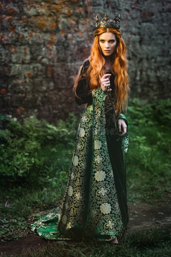 Mulher no vestido medieval verde