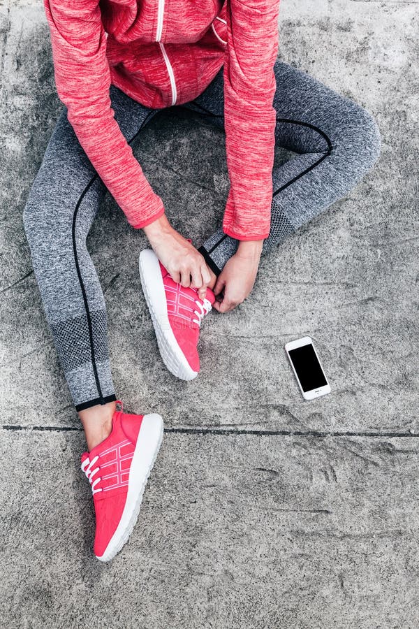 Mulher nos esportes roupa e sapatas imagens de stock Mulher nos esportes roupa e sapatas imagens de stock