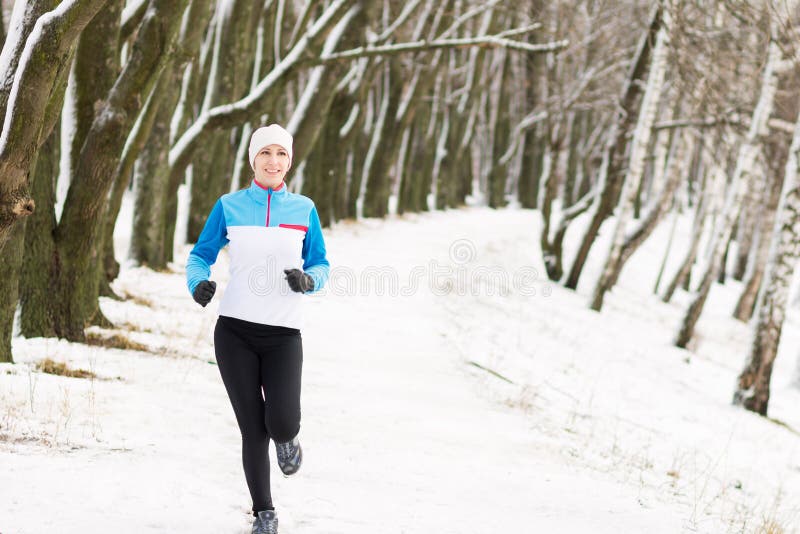 Mulher nova alegre do esporte na atividade exterior do inverno imagem de stock Mulher nova alegre do esporte na atividade exterior do inverno imagem de stock