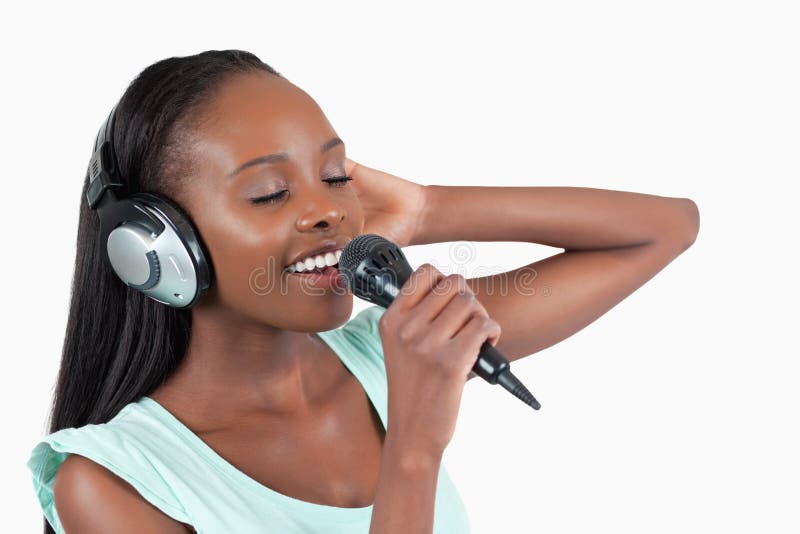 A mulher nova aprecia cantar fotos de stock royalty free A mulher nova aprecia cantar fotos de stock royalty free