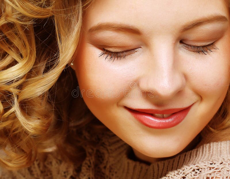 Mulher nova bonita com cabelo curly fotografia de stock royalty free