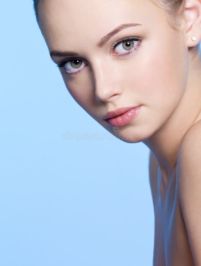 Mulher nova bonita com pele fresca fotografia de stock Mulher nova bonita com pele fresca fotografia de stock