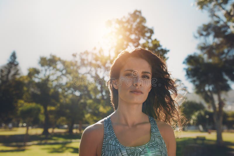 Mulher nova bonita da aptidão na paridade imagem de stock Mulher nova bonita da aptidão na paridade imagem de stock