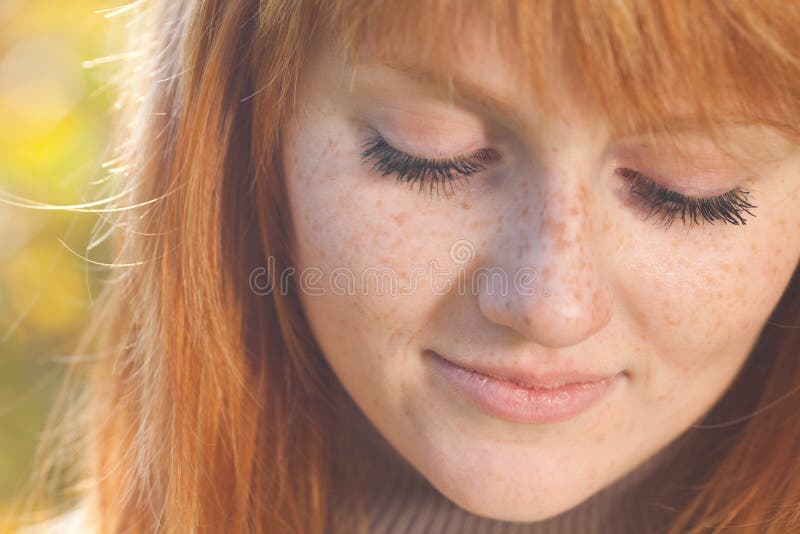 Mulher nova bonita do adolescente do redhead imagens de stock royalty free Mulher nova bonita do adolescente do redhead imagens de stock royalty free