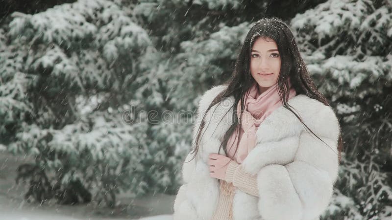 A Menina Bonita Olha Em Um Espelho Em Um Banheiro Foto de Stock - Imagem de  cara, adulto: 13967092