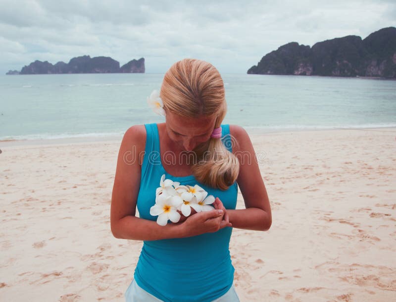 Mulher nova bonita que olha para fora ao mar foto de stock Mulher nova bonita que olha para fora ao mar foto de stock