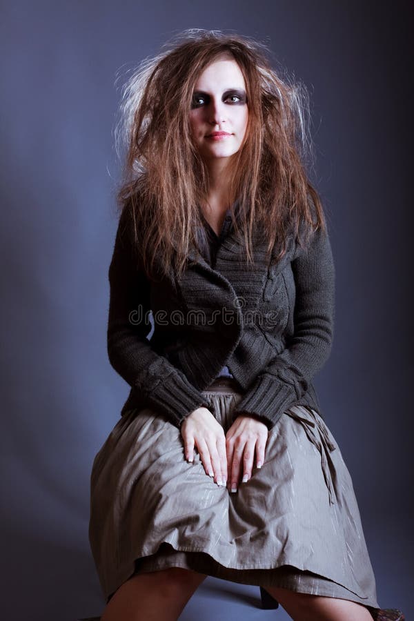 Menina Possuída Pelo Diabo Olha Para Você Fora Escuridão fotos, imagens de  © YAYImages #263310978