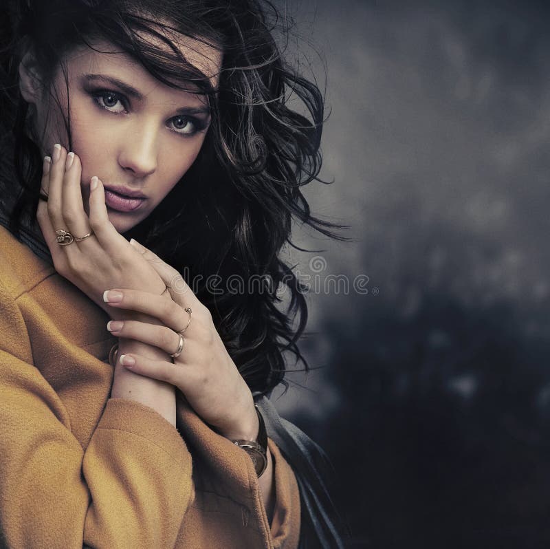 Mulher nova calma imagem de stock royalty free Mulher nova calma imagem de stock royalty free